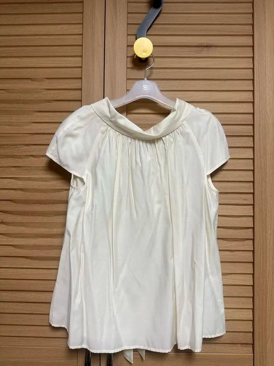 시에sie ソープ タイ キャップ スリーブ ブラウス カスタードクリーム m