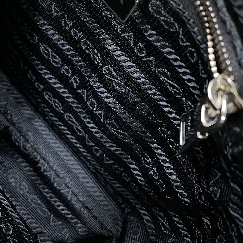 PRADA 黒