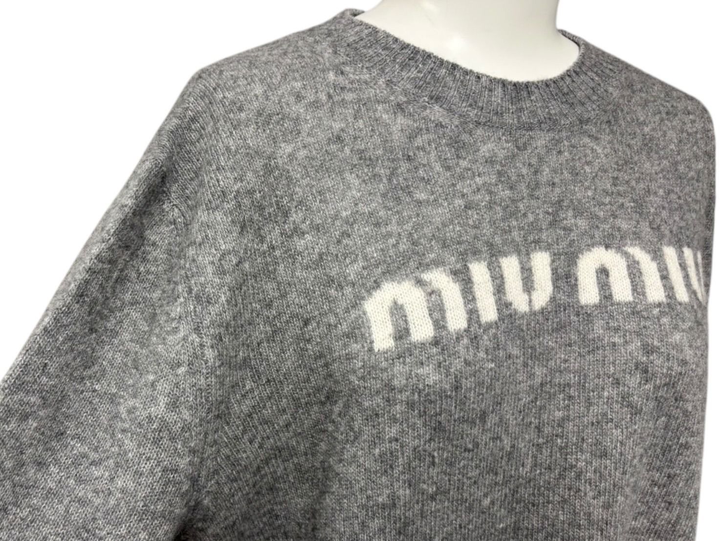  MIUMIU ミュウミュウ ニット セーター MML 808 サイズ40 カシミヤ ウール インターシャロゴ グレー ホワイト 4 b 008197 長袖 ニット セーター