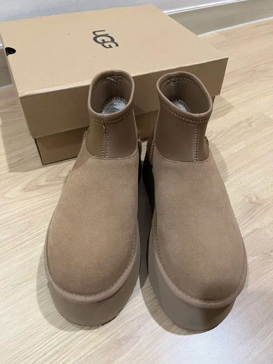 新世界 公式 UGG アグ Classic ミニ ディパー 240 フラットフォーム ブーツ