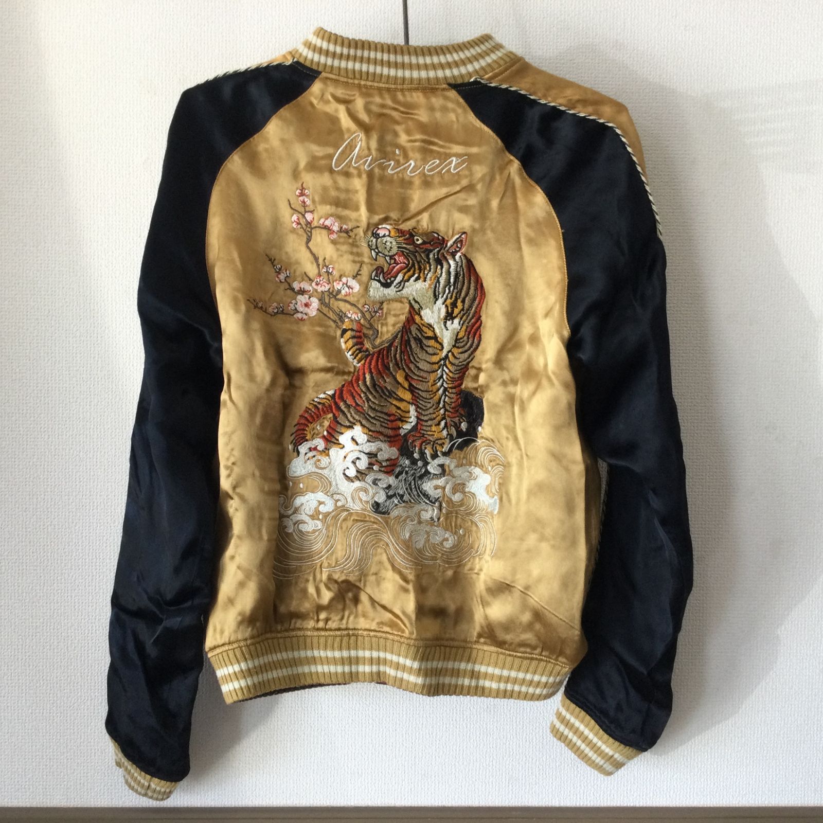 11045 AVIREX アヴィレックス 虎 スカル 刺繍 リバーシブル スカジャン Mサイズ 6172065 ゴールド×ブラウン レーヨン製 ヴィンテージ風 和柄 ジャケット