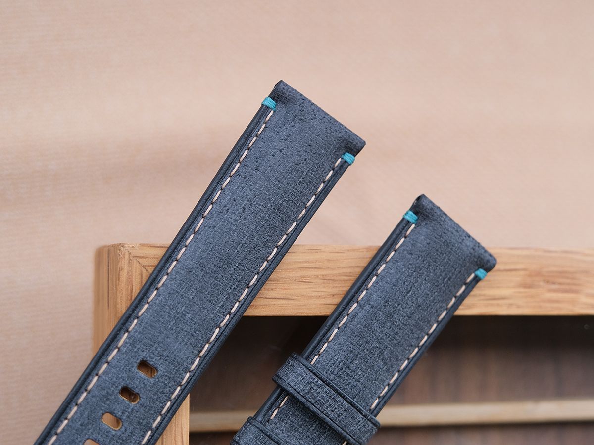 パネライストラップ 植物タンニン鞣し バベル革 ブラック 時計ベルト チューブ入り シルバーのバックル付き