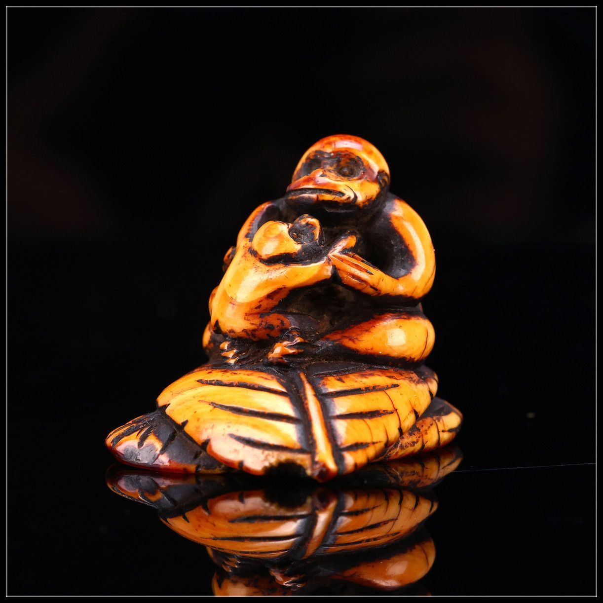 江戸時代 とても古い 東洋彫刻 葉に乗せる猿 根付!1176