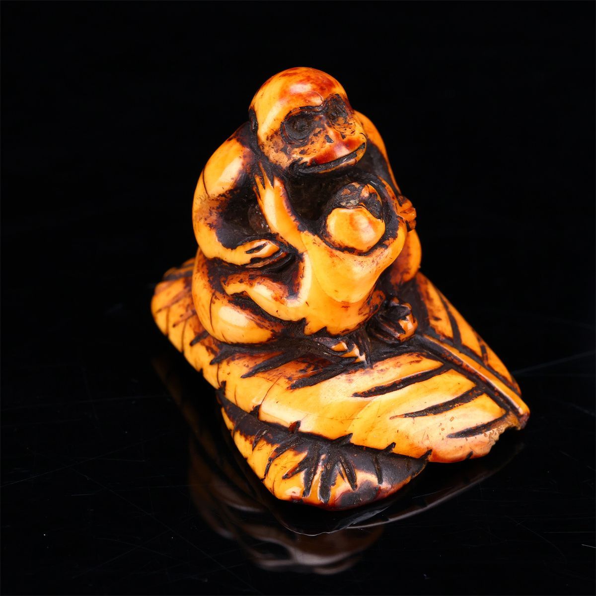 葉に乗せる猿 根付!1176