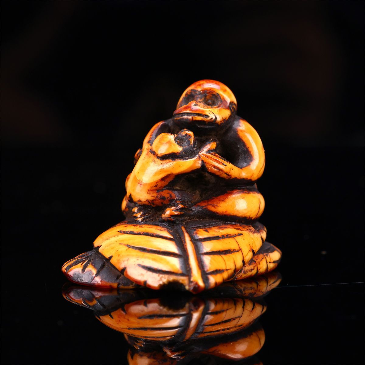 江戸時代 とても古い 東洋彫刻 葉に乗せる猿 根付!1176