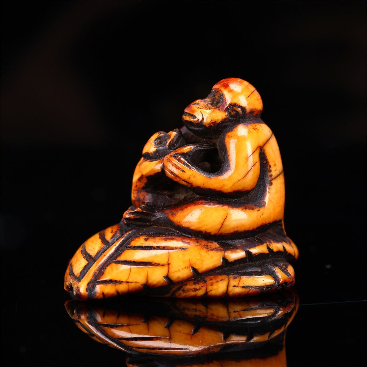 葉に乗せる猿 根付!1176