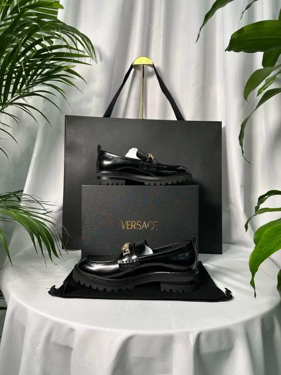ヴェルサーチェ メドゥーサ ローファー 靴