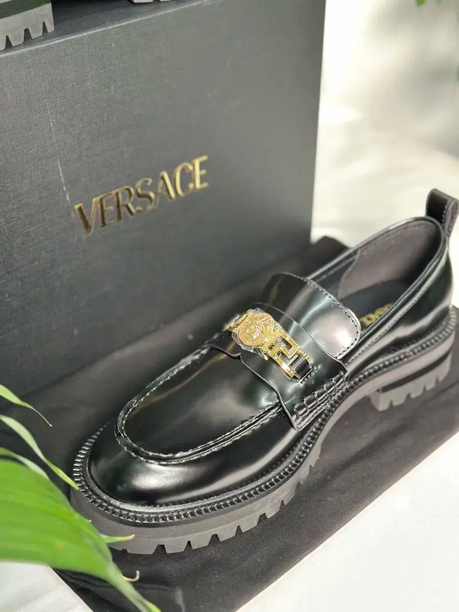ヴェルサーチェ メドゥーサ ローファー 靴