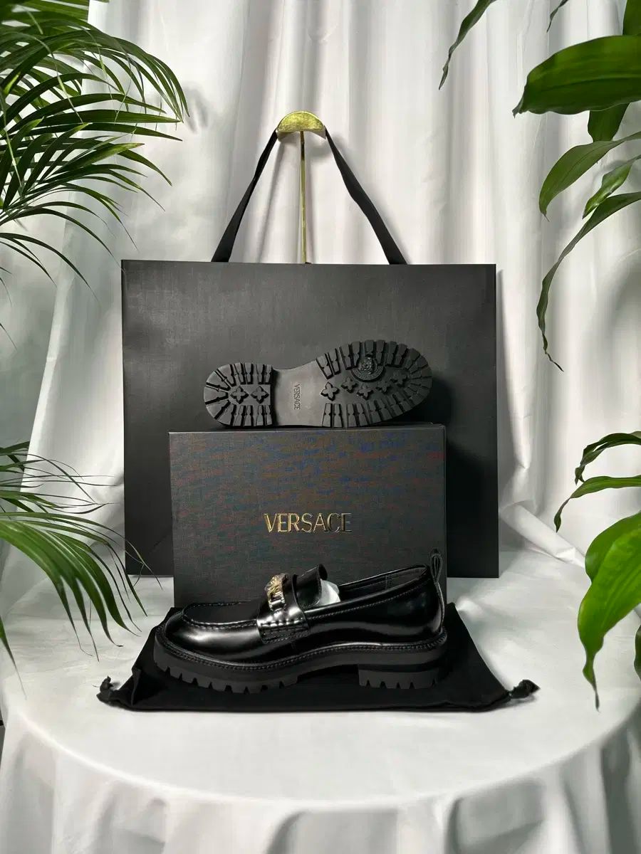 ヴェルサーチェ メドゥーサ ローファー 靴