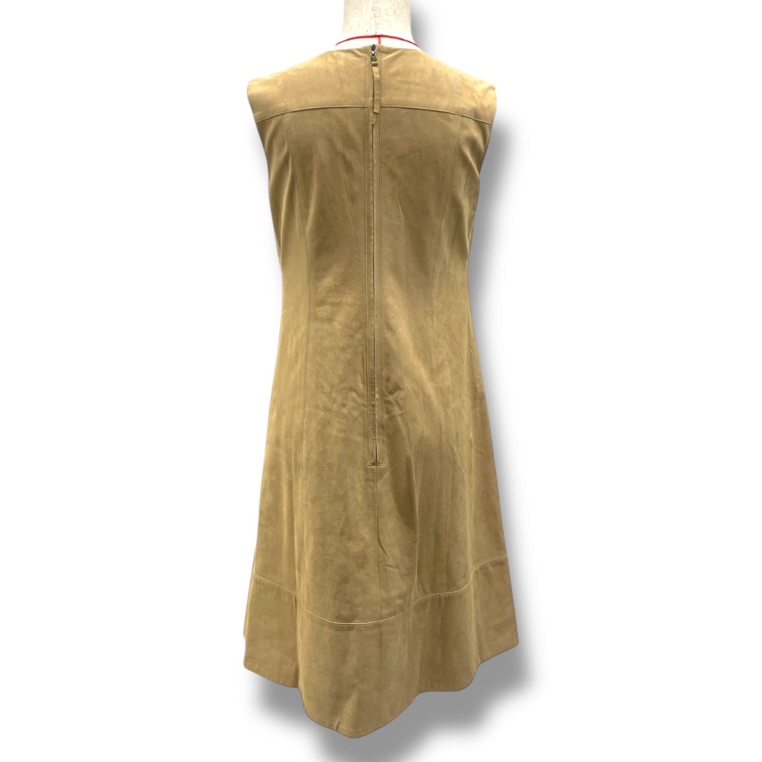 【美品】FOXEY ノースリーブフレアワンピース 38 ベージュ　背面ジップ FOXEY フォクシー スエードワンピース ひざ丈 フレア ノースリーブ V