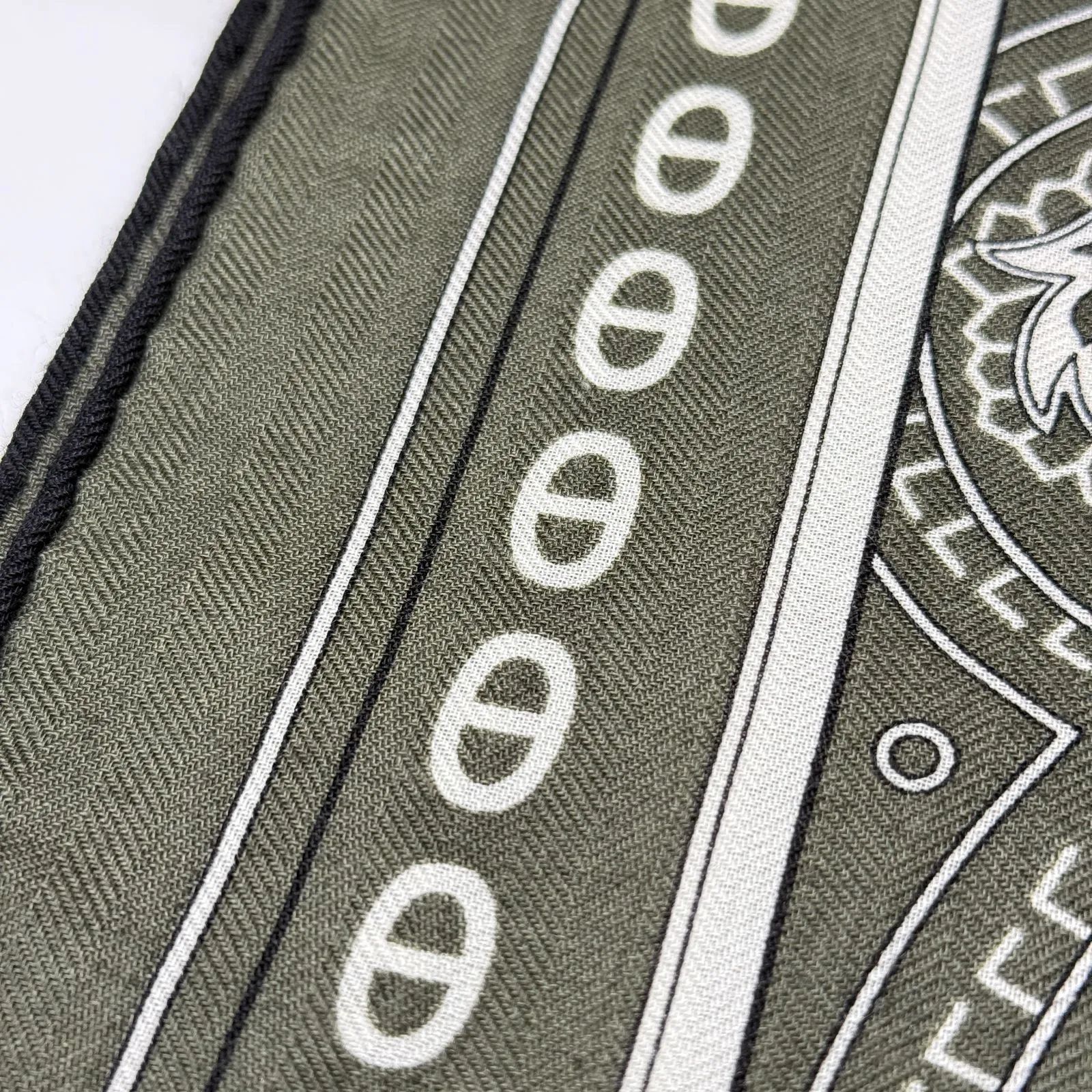  鑑定済み エルメス カレジェアン 140 シュヴァル ドゥ クール バンダナ カシシル カーキ ホワイト ブラック スカーフ ショール 馬 ハート バンダナ スカーフ 小物