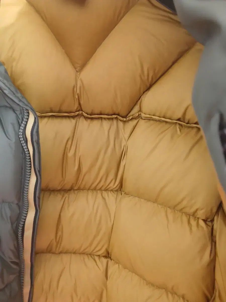 アディダスグースダウン