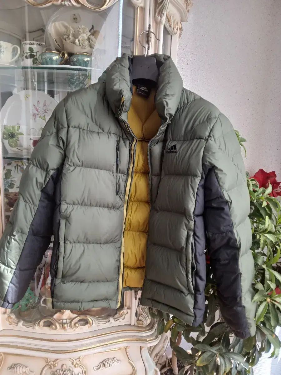アディダスグースダウン パディング アウター カーキ色 95