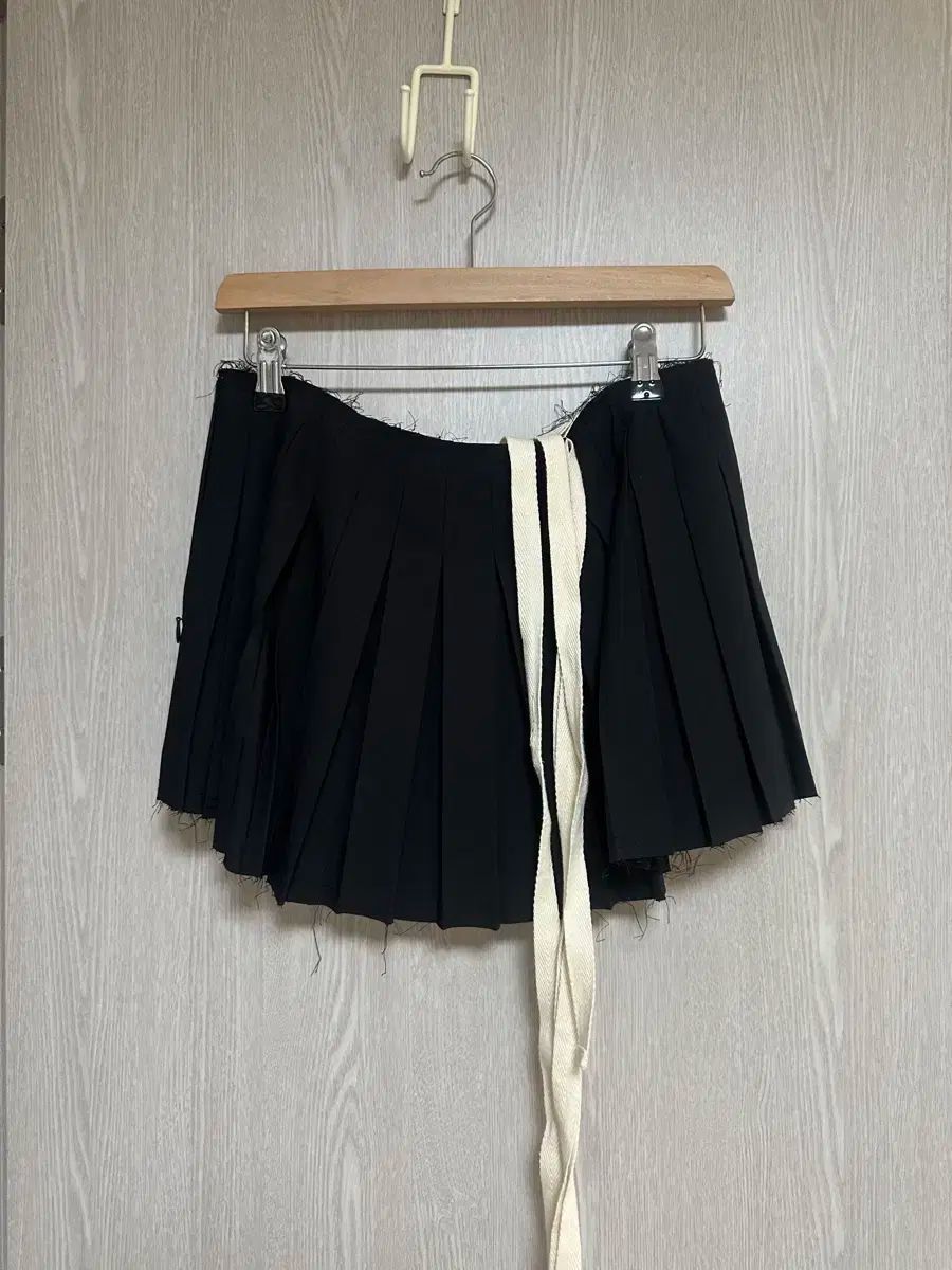 GLOWNY RILEY PLEATED MINI SKIRT