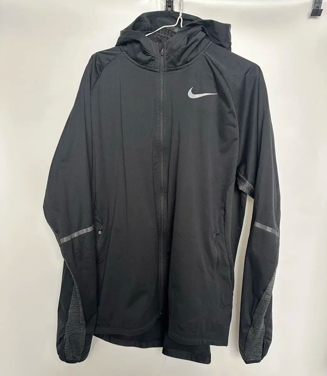 ナイキ シールド フラッシュ ランニング ジャケット NIKE（ナイキ）の