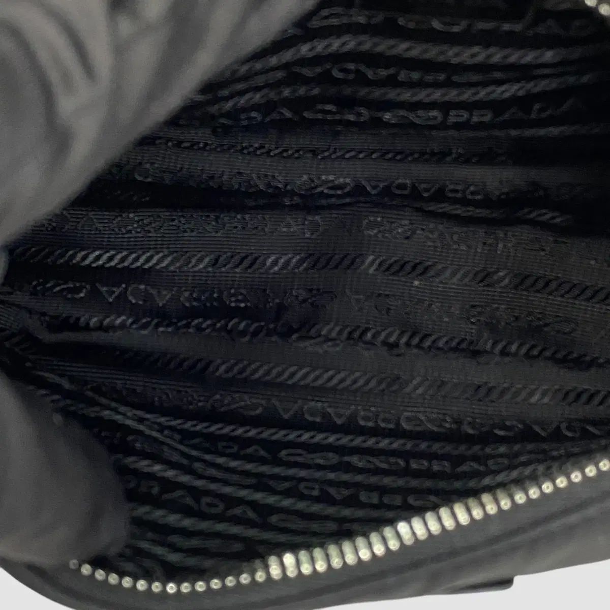 プラダ リナイロン テスート ホーボー クロスバッグ ブラック 1BH204 DECORATOM_COM_BR