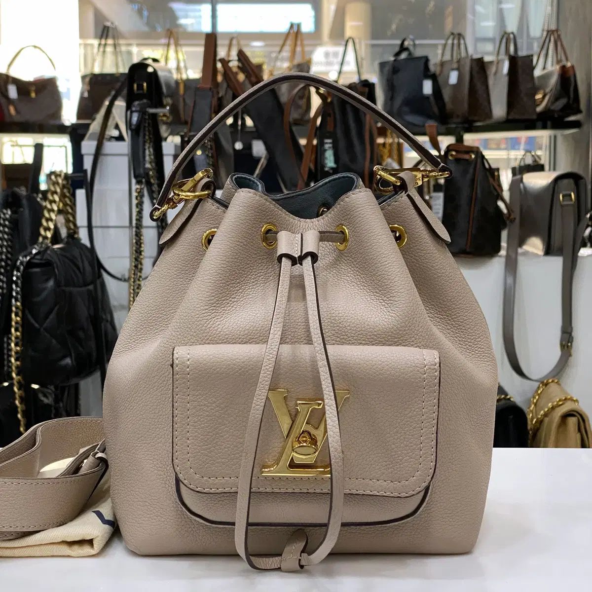 ルイヴィトン ロックミー バケットバッグ ベージュ M57688