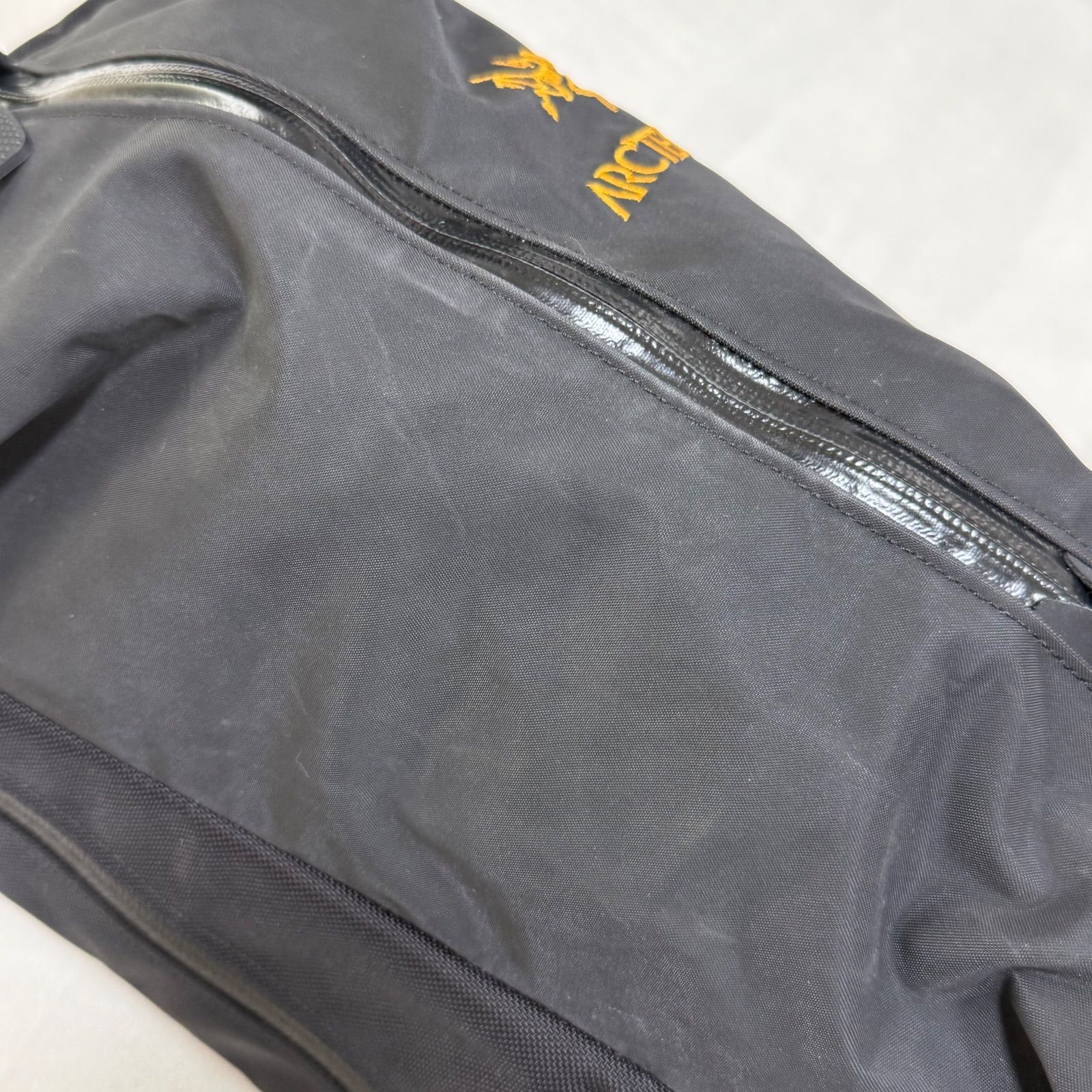 ブラック 刺繍ロゴ