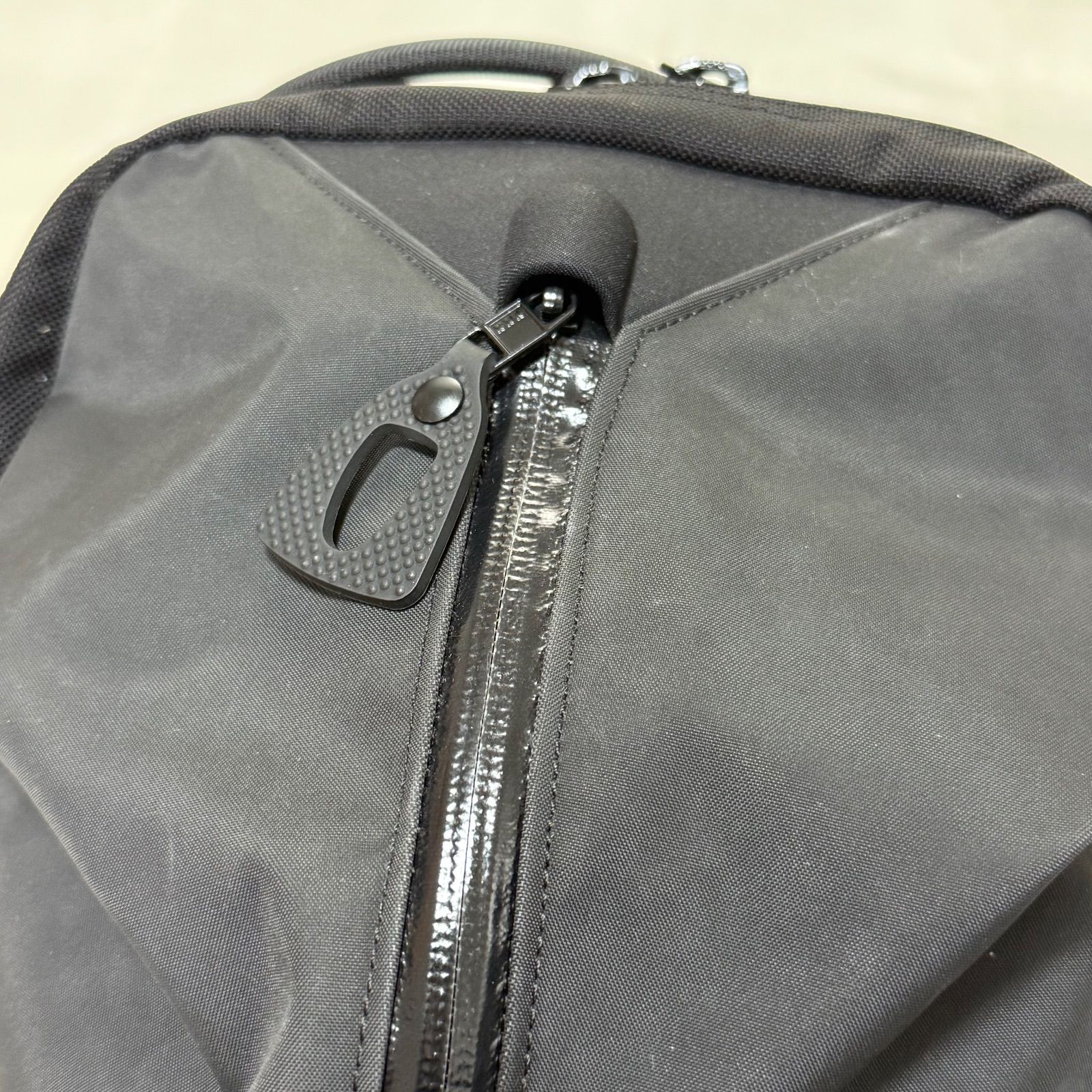 アークテリクス アロー22 ブラック 刺繍ロゴ KARIMZIABAT_FR