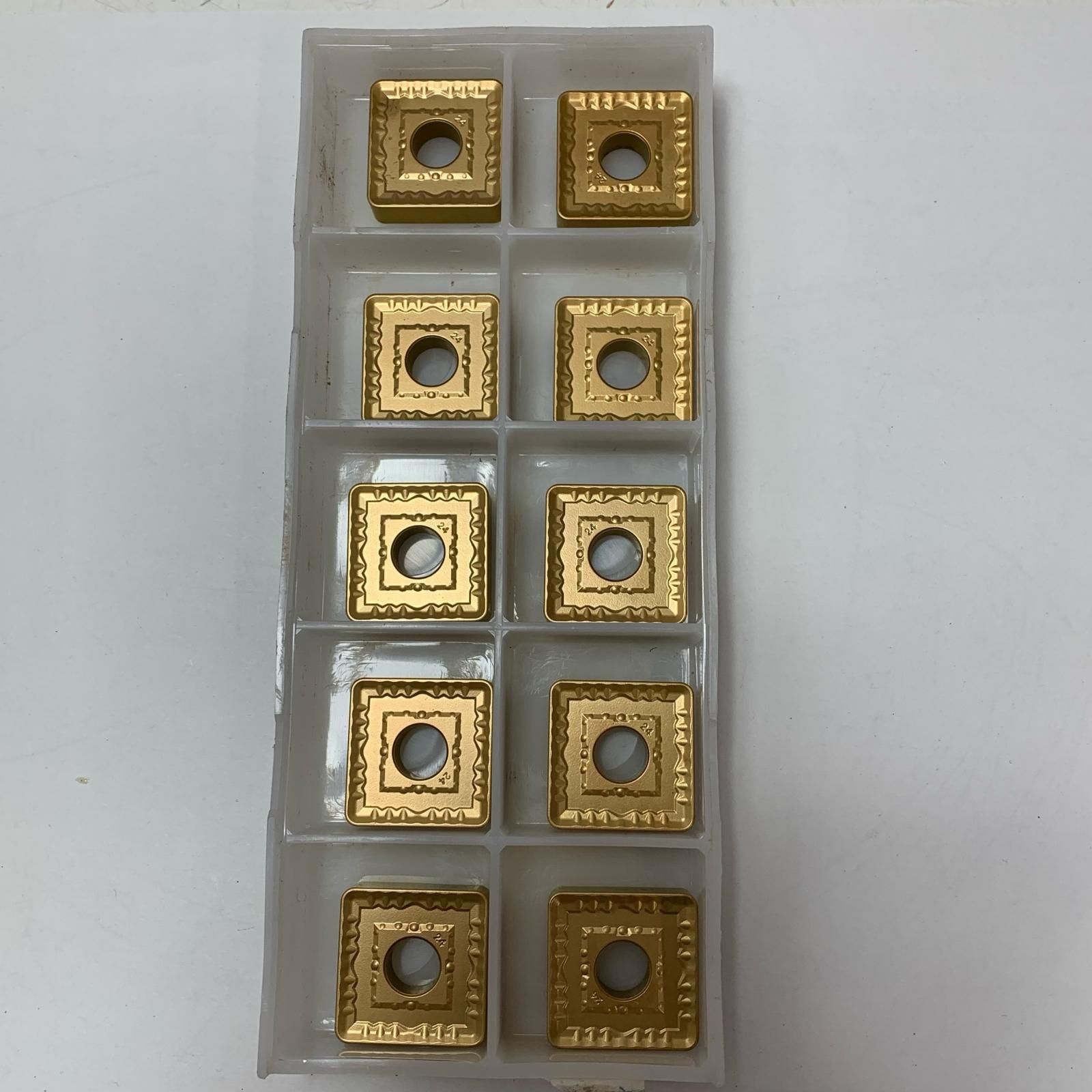 ねじ切りチップ