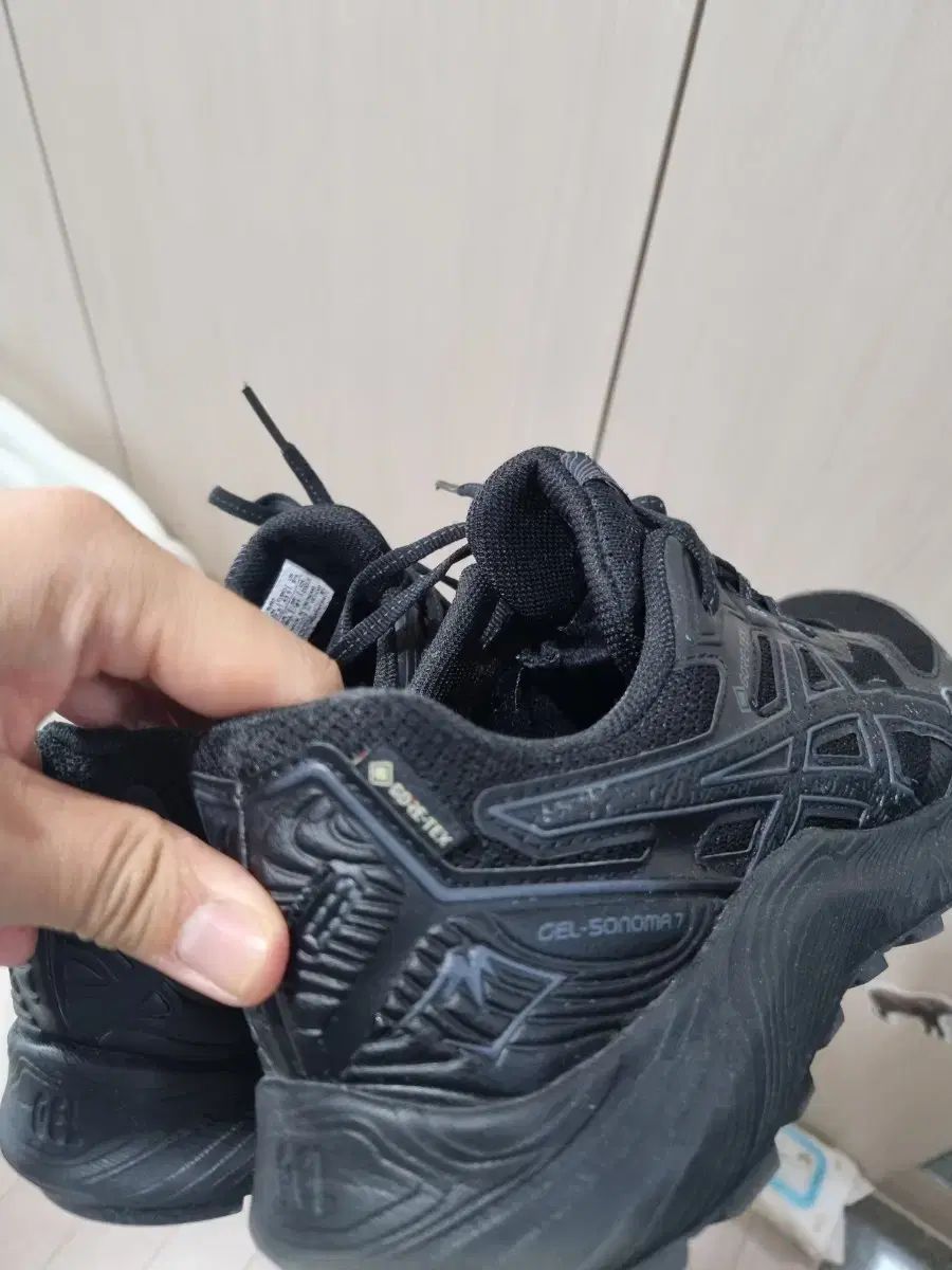 アシックス ゲルソノマ 7 ゴアテックス ブラック 275