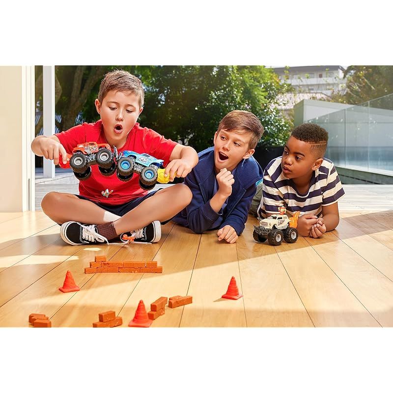  彡スマッシャーズ モンスタートラック サプライズ スカルトラック ZURU Boys with 25 Surprisesコレクタブルモンスタートラックサプライズスマッシュスライムサンドコンパウンドディスカバリー 0 おもちゃ 犬用品