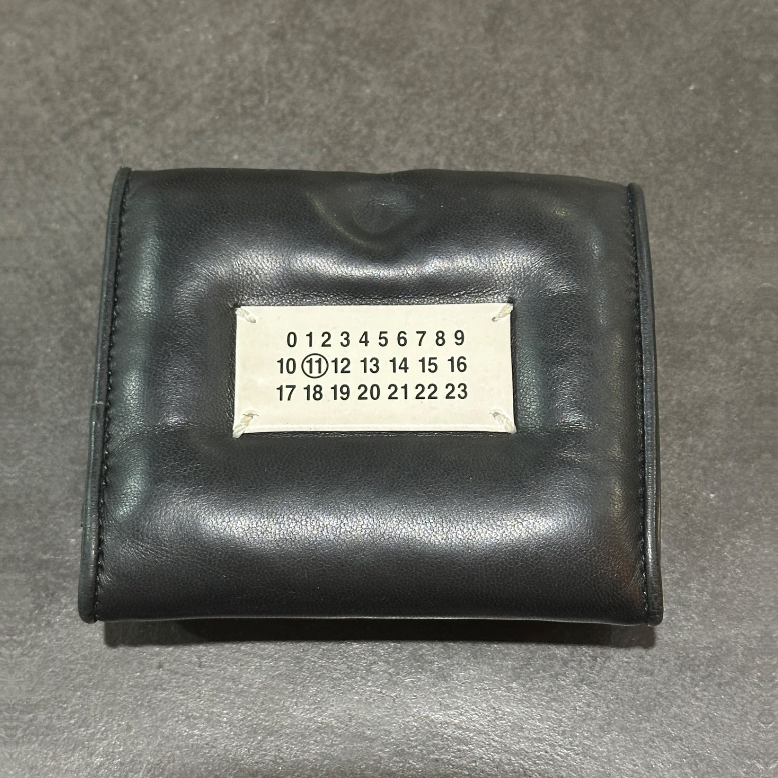 参考上代64000円 MAISON MARGIELA ⑪ Glam Slam グラムスラム 三つ折り財布 レザーウォレット 革財布 メゾンマルジェラ S56UI0138 ブラック 2123M7