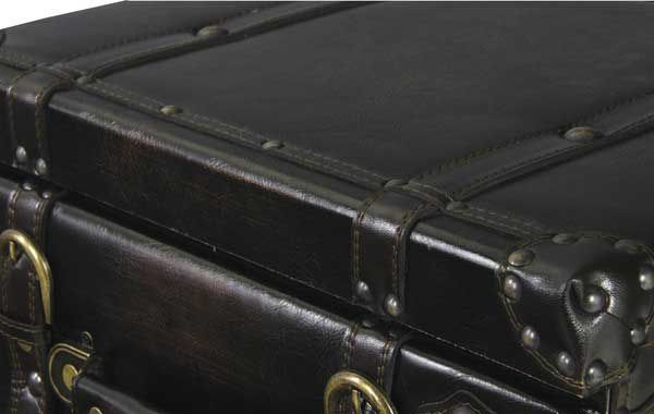 合皮製のトラディショナルなチェスト