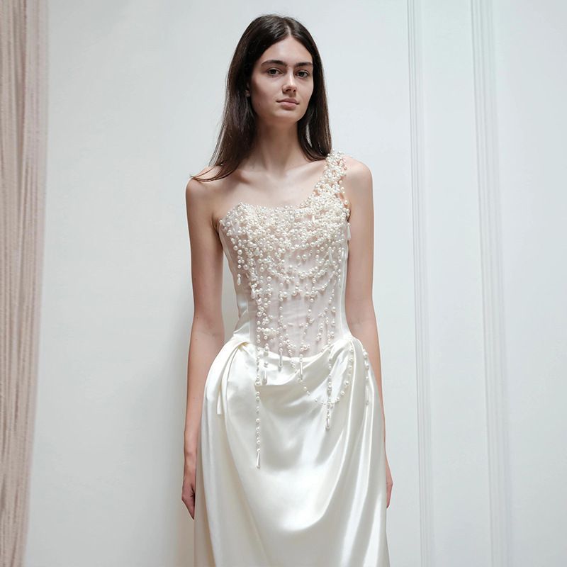 フランスの胸のドレスの花嫁の小衆の軽奢なサテンの面の外出紗重工真珠の軽いウエディングドレスのスカートです