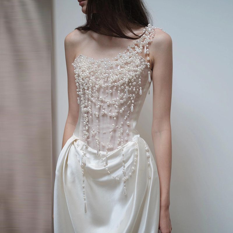 フランスの胸のドレスの花嫁の小衆の軽奢なサテンの面の外出紗重工真珠の軽いウエディングドレスのスカートです