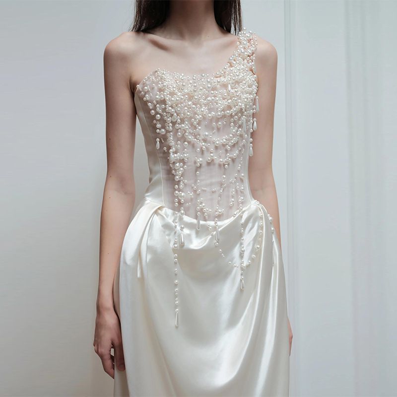 フランスの胸のドレスの花嫁の小衆の軽奢なサテンの面の外出紗重工真珠の軽いウエディングドレスのスカートです