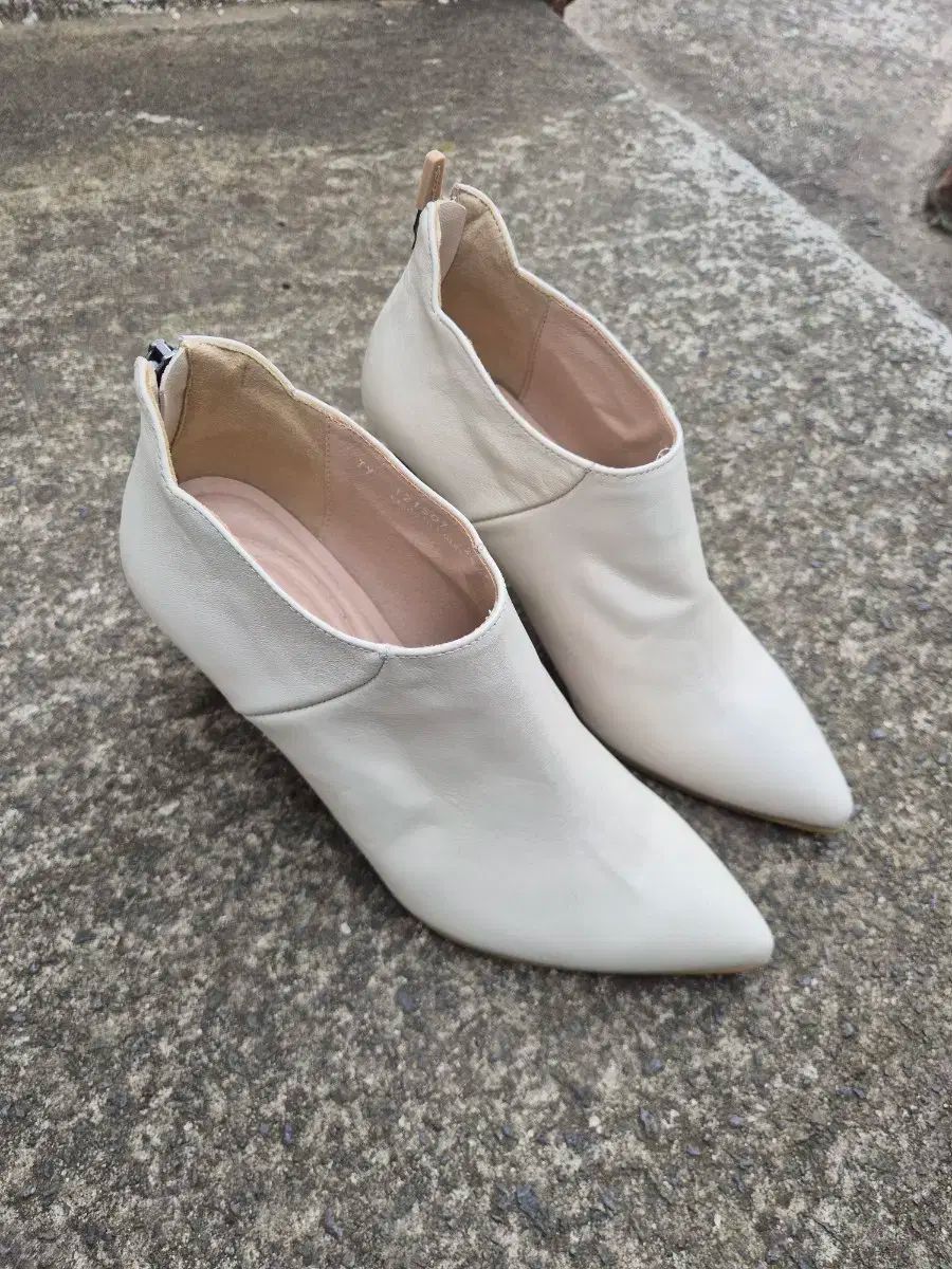 タンディ レディース アイボリー アンクル ブーツ 235 mm