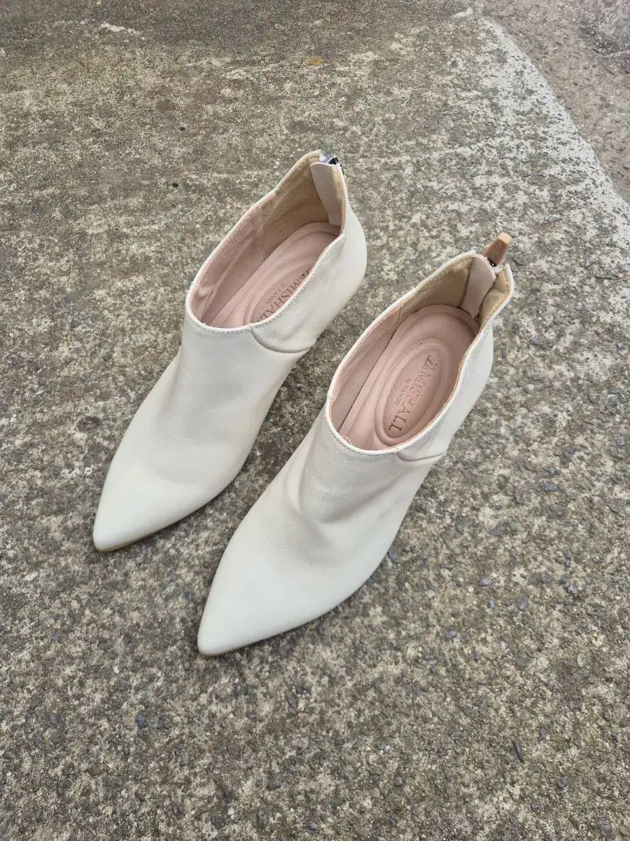 タンディ レディース アイボリー アンクル ブーツ 235 mm