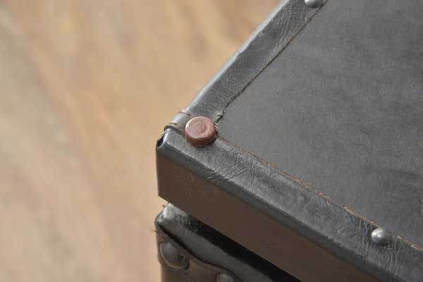 合皮製のトラディショナルなチェスト 4段 W41×D31×H75.5cm No.874 ダーク