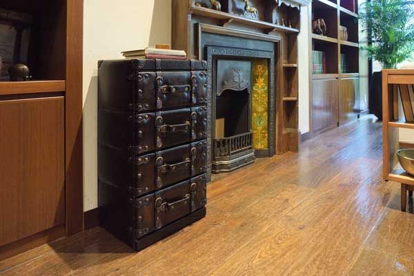 合皮製のトラディショナルなチェスト