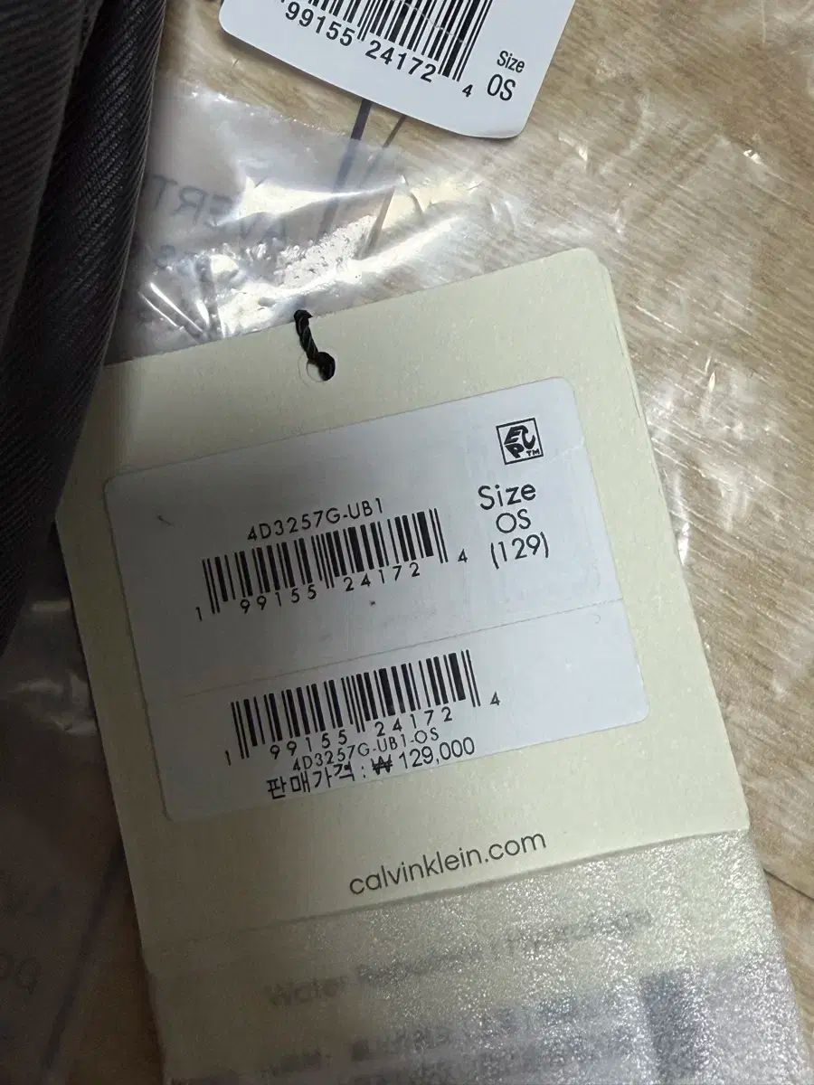 Calvin Klein ボールド ロゴ ナイロン スモール ラウンド バックパック ブラック