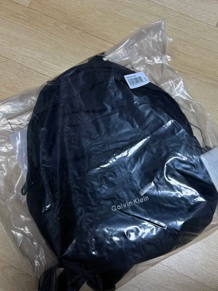 Calvin Klein ボールド ロゴ ナイロン スモール ラウンド バックパック ブラック