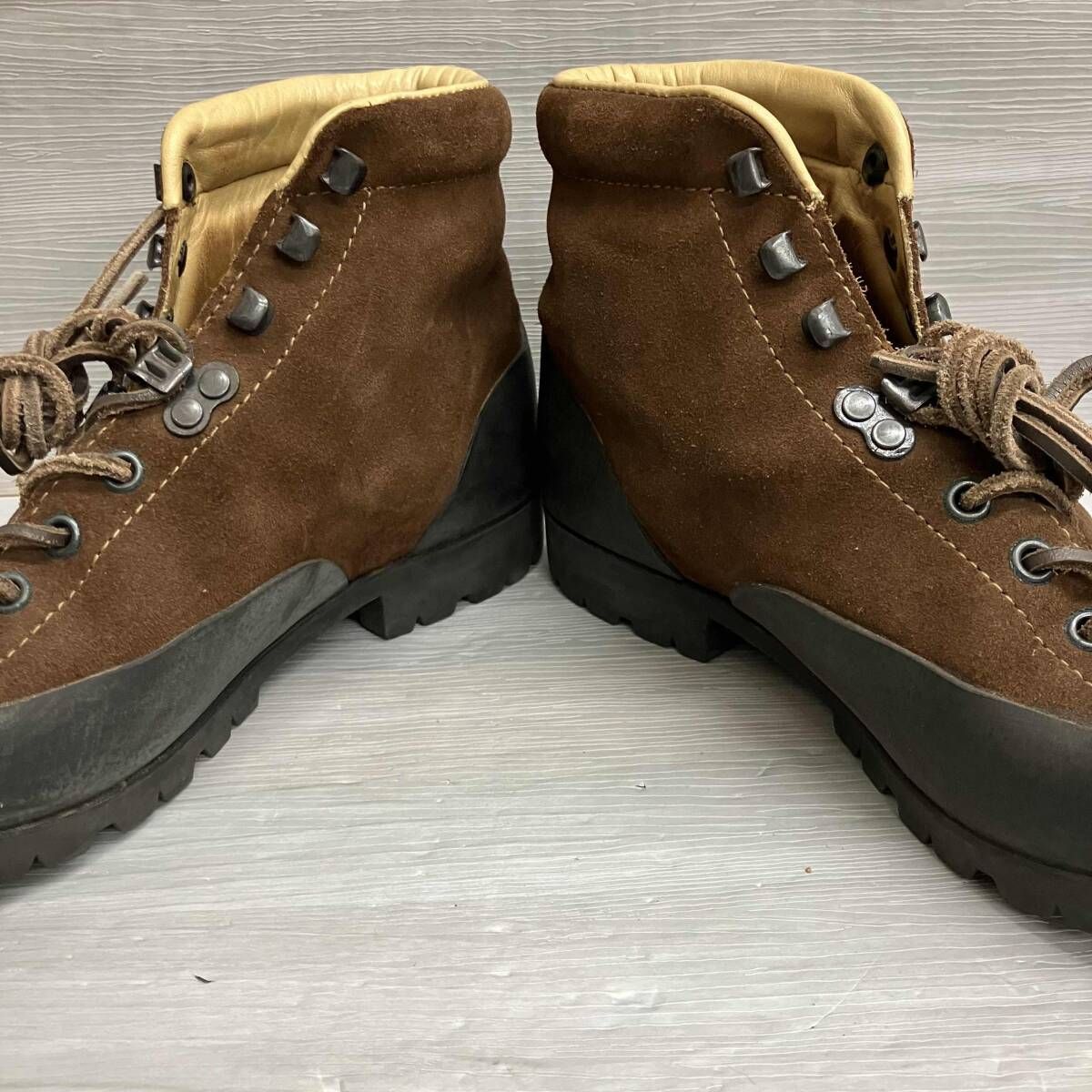 ブラウン かかと破れあり