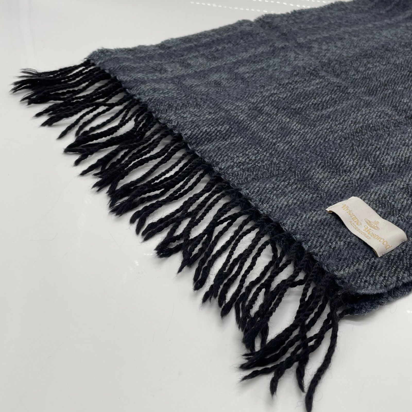 Vivienne Westwood フリンジ付きマフラー Vivienne Westwood 黒 マフラー フリンジ付き - メルカリ