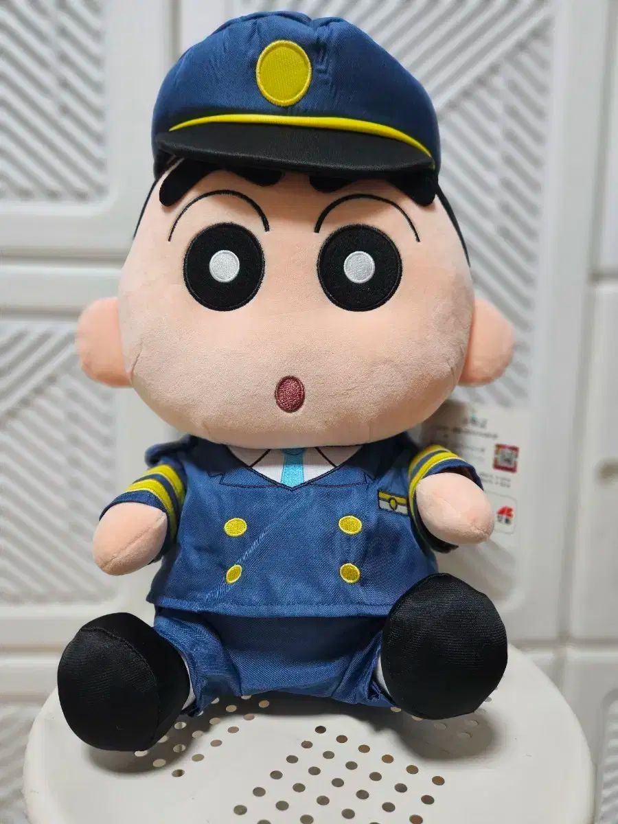 【本物保証，お買い得】 警察 クレヨンしんちゃん 中大型 IN ぬいぐるみ その他