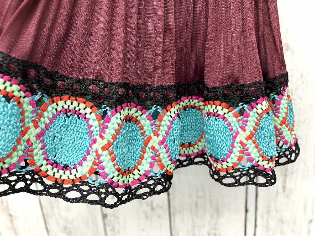 PLEASE プリーツ裾刺繍ロングスカート