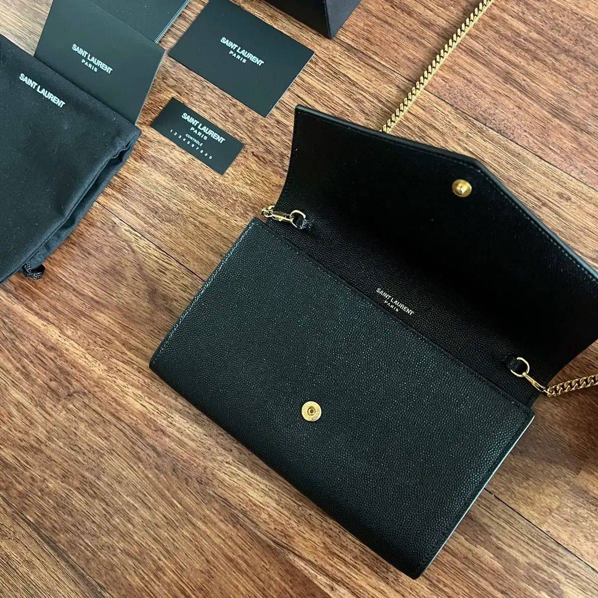 イヴ サンローラン アップタウン チェーン クロスバック ゴールド DECORATOM_COM_BR