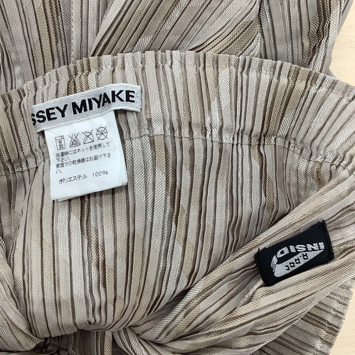 ISSEY MIYAKE イッセイミヤケ プリーツ ひざ丈スカート SIZE 2 斜めストライプ IM11FG203 ベージュ GULLKHAN_COM