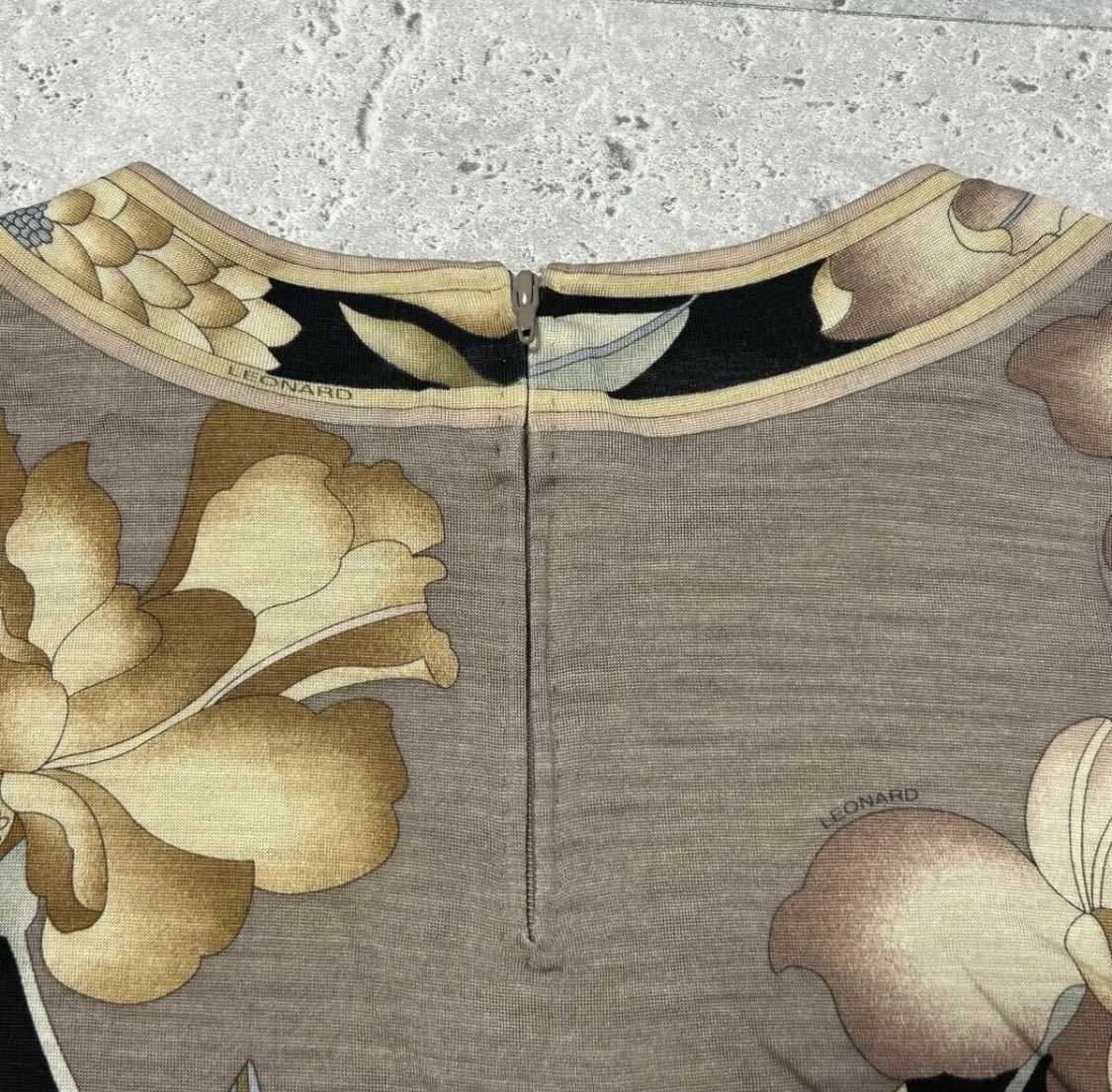 【美品】レオナール 花柄 長袖カットソー ベージュ LEONARD - レオナール 花柄 長袖 カットソー シルク混 L フラワー