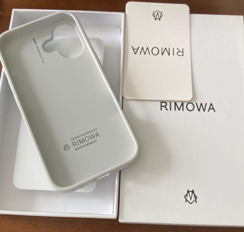 - RIMOWA シルバー iPhone16ケース—