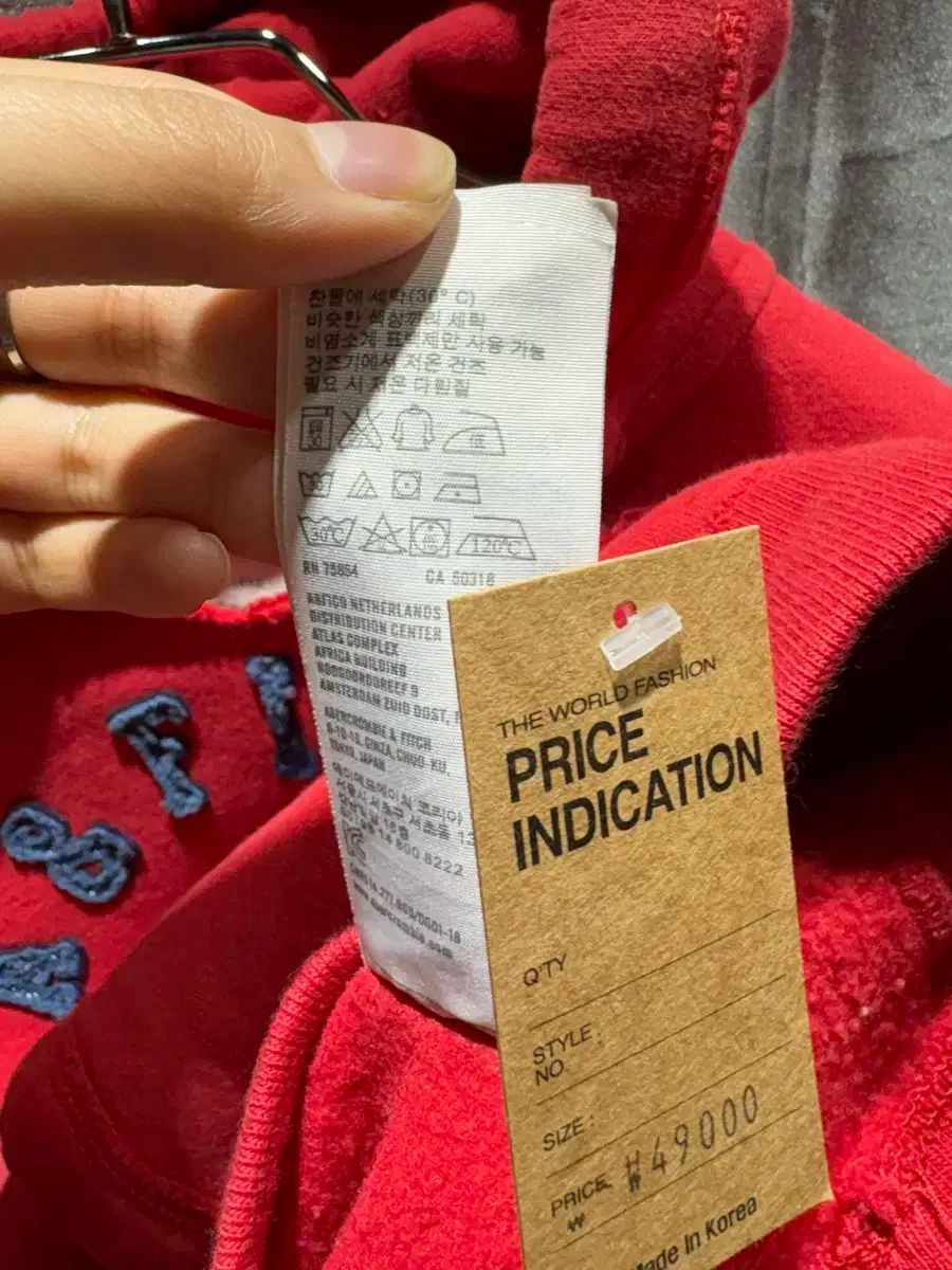  L Abercrombie アバクロンビー レッド Tシャツ 刺繍 WHO パーカー トップス