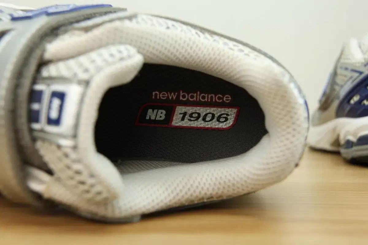 ニューバランス PV1906