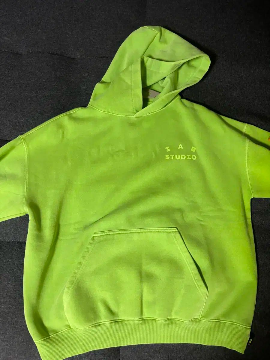 IAB スタジオ ライム色 フードTシャツ