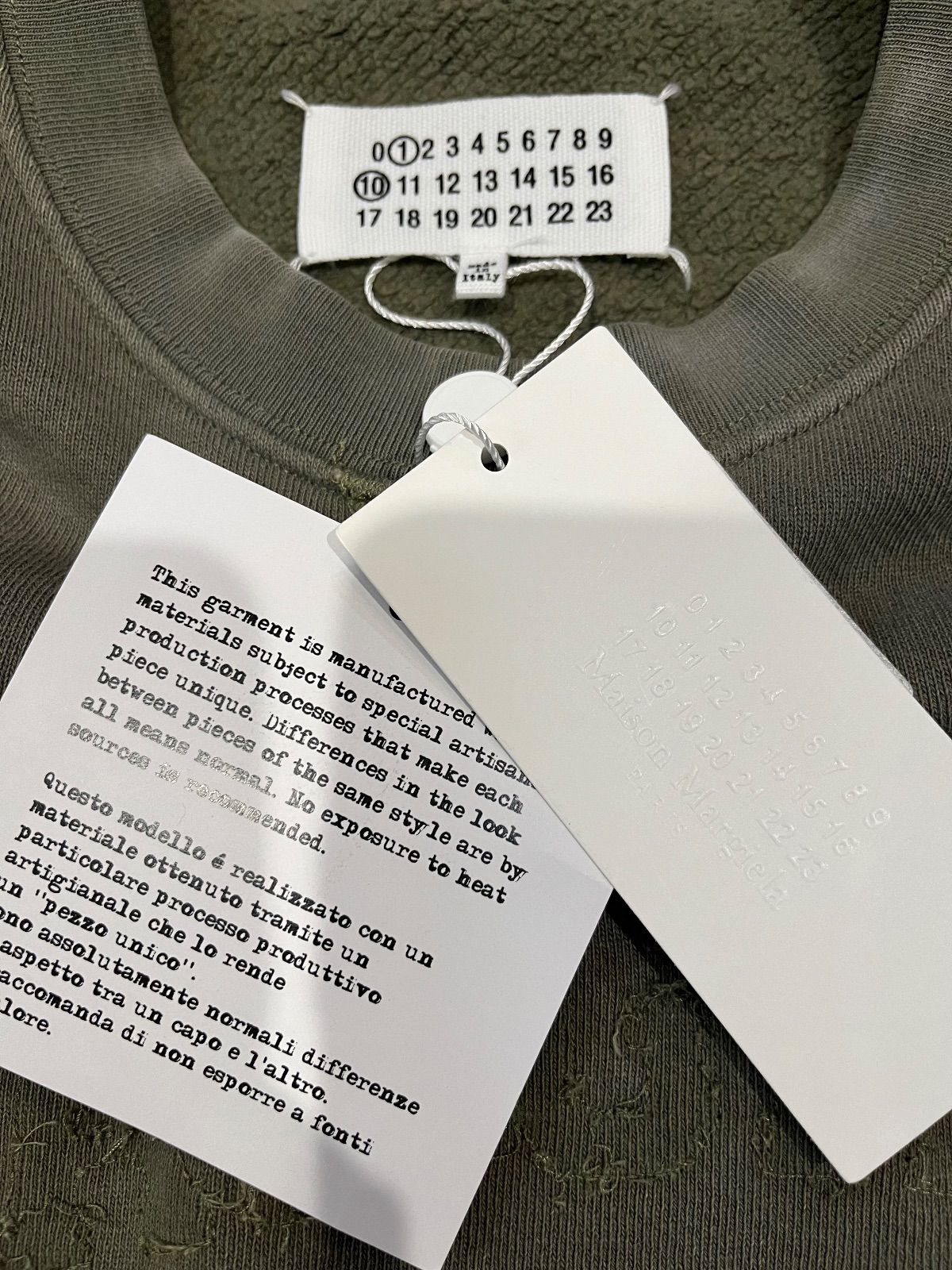 メゾン マルジェラ トレーナー スウェットシャツ 古着風ロゴ 新品 L カーキ メゾン マルジェラ トレーナー スウェットシャツ 古着風ロゴ 新品 L