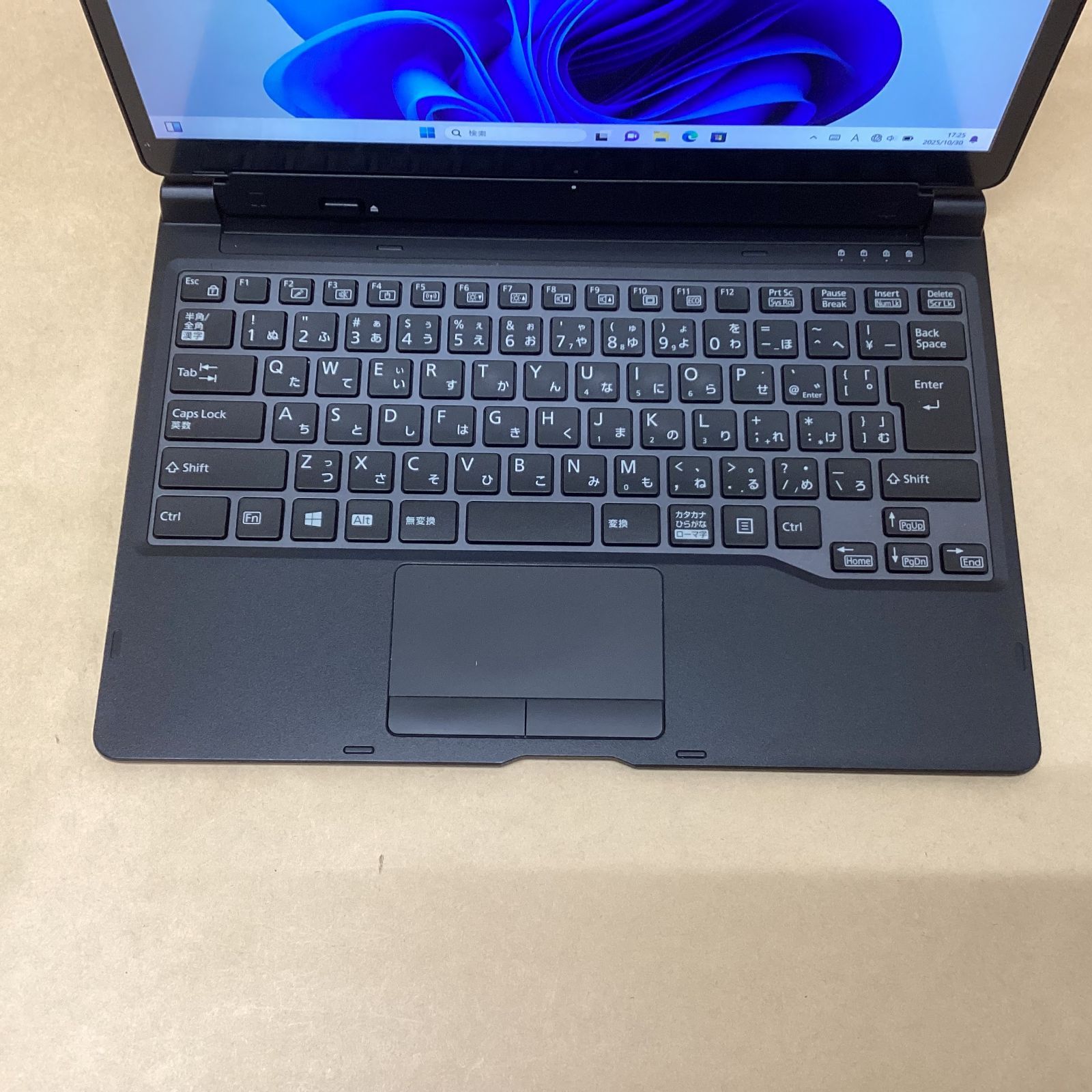 富士通 タブレット ARROWS Tab Q739 AB CI5 8365U -1.6GHZ 4GB 128GB 13.3インチ WIN11P 無線 BLUETOOTH カメラ スタイラス ドックKB キーボード裏にハゲ有り